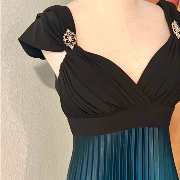 🔥Betsy & Adam,Stunning Statement Gown, Long Ity Ombre Charmous Dress,EUC,Size 6 - Picture 11 of 16